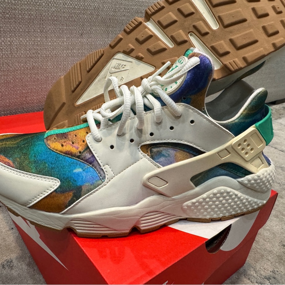 Nike Blue and Green Sneakers Dynamic Design